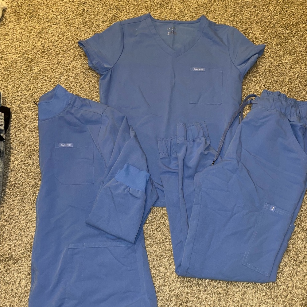 Jaanuu scrub set